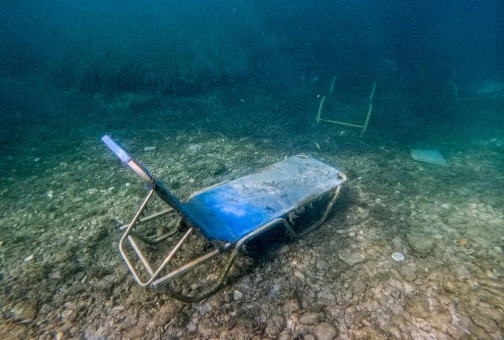 Έκαναν χωματερή τον βυθό της θάλασσας στην Κέρκυρα - Από ξαπλώστρες μέχρι καθίσματα