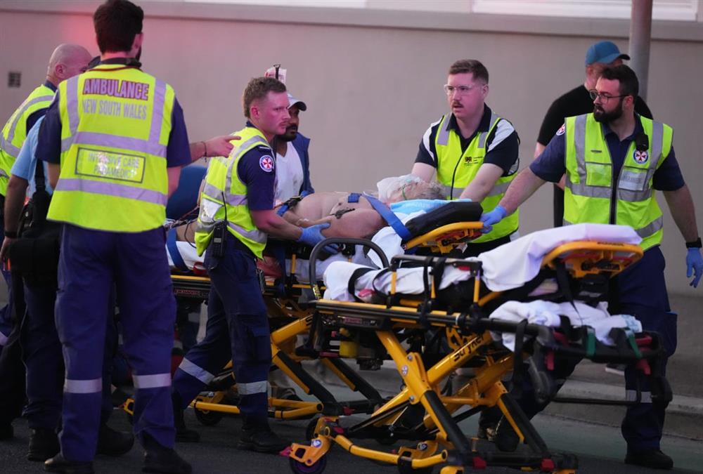 Παγκόσμιο σοκ από το μακελειό στο Σίδνεϊ σε παραλία - 16 νεκροί και δεκάδες τραυματίες (AP)