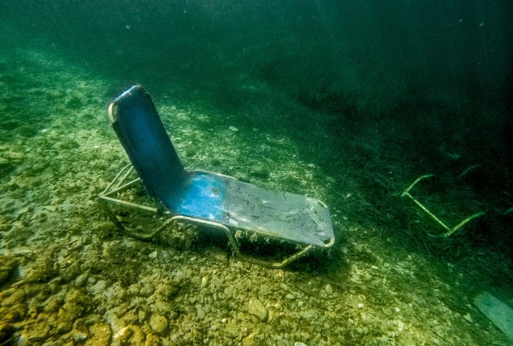 Έκαναν χωματερή τον βυθό της θάλασσας στην Κέρκυρα - Από ξαπλώστρες μέχρι καθίσματα