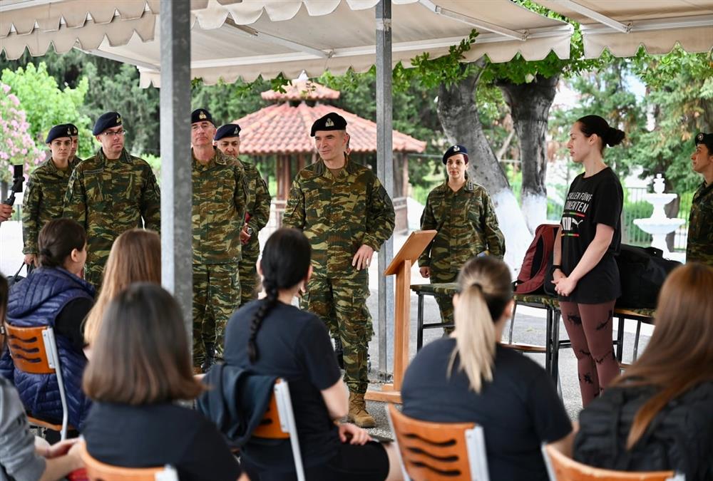 Ιστορική ημέρα για τις Ένοπλες Δυνάμεις: Παρουσιάστηκαν οι πρώτες γυναίκες που θα υπηρετήσουν στον ελληνικό στρατό