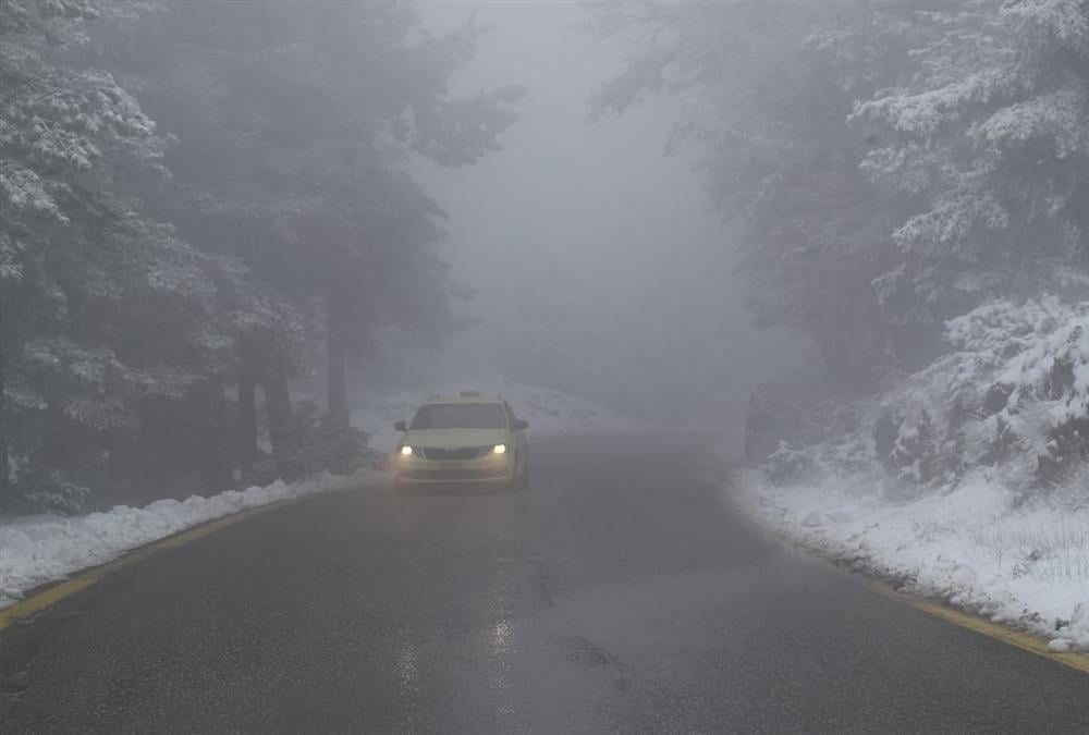 Λευκή η πρώτη μέρα της άνοιξης στην Πάρνηθα
