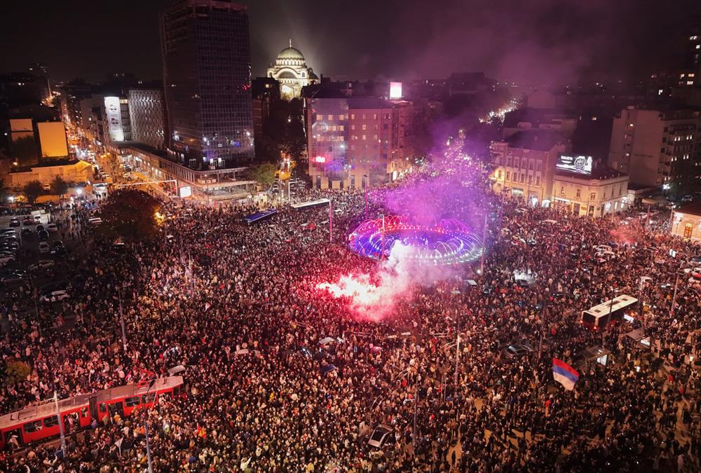 Πάρτι μέχρι το πρωί στη Σερβία για το «τέλος» του Βούτσιτς