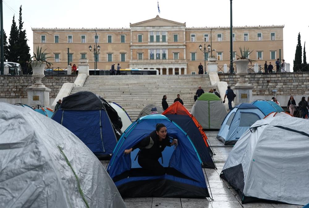 «Να σπουδάσουμε ή να επιβιώσουμε;»: Διαμαρτυρία φοιτητών στο Σύνταγμα για το στεγαστικό (ΙΝΤΙΜΕ)