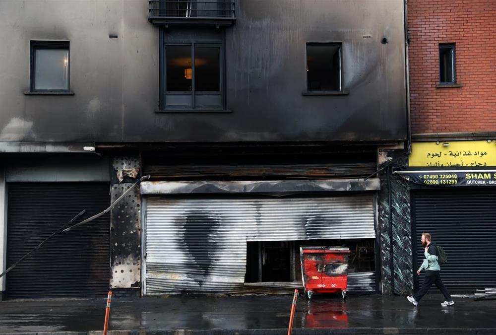 Μπέλφαστ: Παιδιά στον δρόμο και κόποι μιας ζωής, στάχτη - Εικόνες χάους μετά το κύμα ρατσιστικής βίας