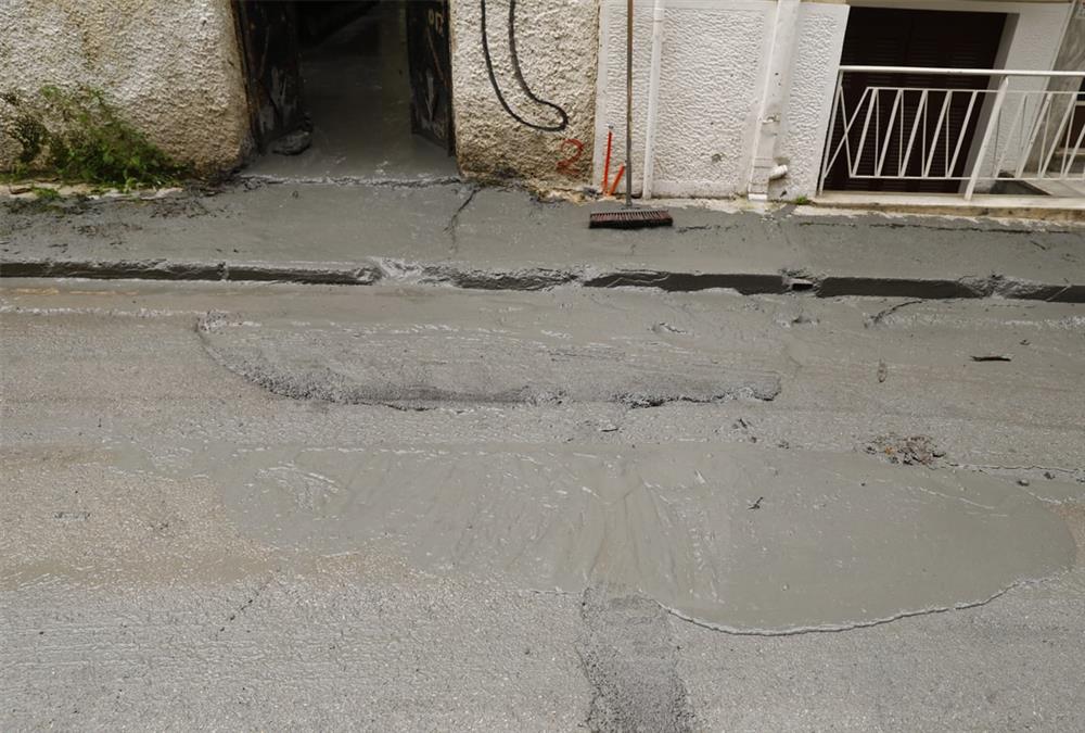 Κυψέλη: Γέμισε ο δρόμος με υγρό τσιμέντο – Πρωτοφανείς εικόνες