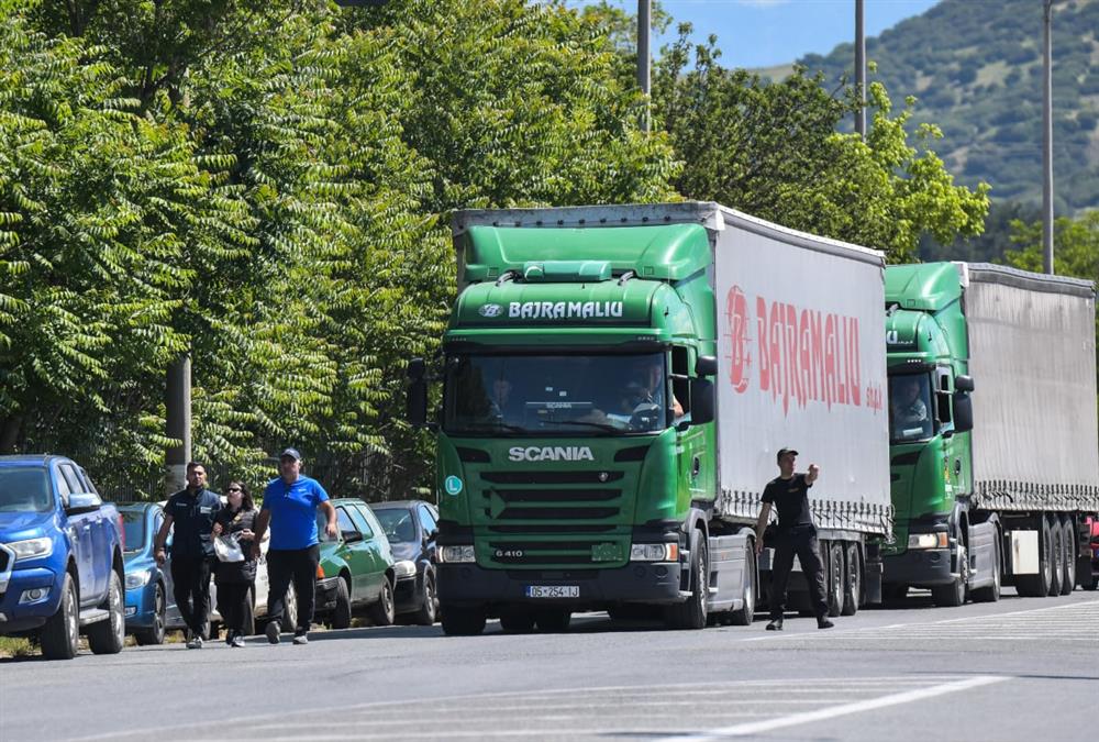 Ξανά στα μπλόκα με τα τρακτέρ οι αγρότες στις Σέρρες - Ένταση με τα ΜΑΤ