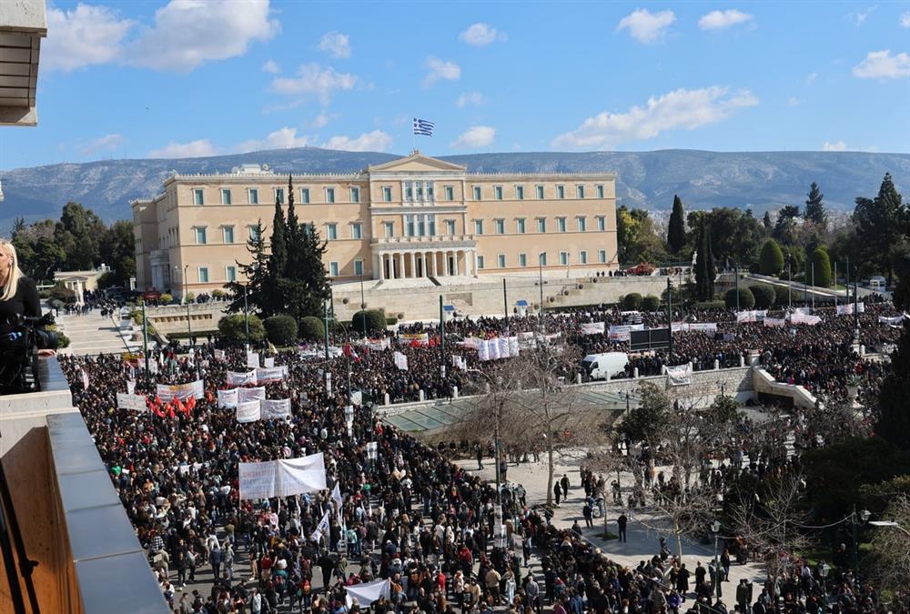 Τέμπη 3 χρόνια μετά: Μεγαλειώδης συγκέντρωση στο Σύνταγμα - Λαοθάλασσα με αίτημα για δικαιοσύνη