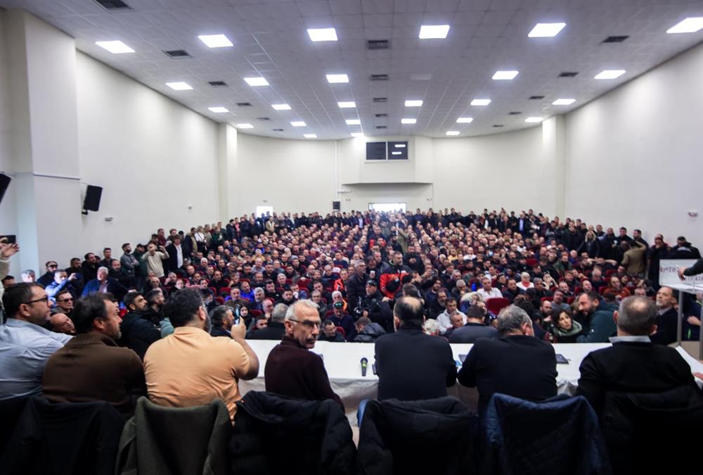 «Ζήτω τα τρακτέρ, κάτω οι Ferrari»: Κοσμοσυρροή στην πανελλαδική σύσκεψη των αγροτών στη Νίκαια