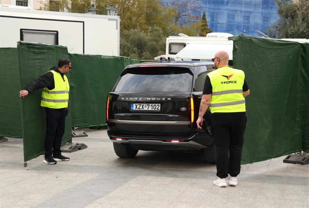 Η αποθέωση για τον Μπραντ Πιτ στην πλατεία Κοτζιά και το «hello guys» του διάσημου ηθοποιού