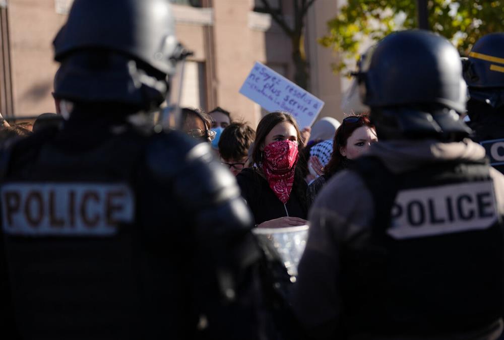 Μάχες μαθητών και αστυνομίας