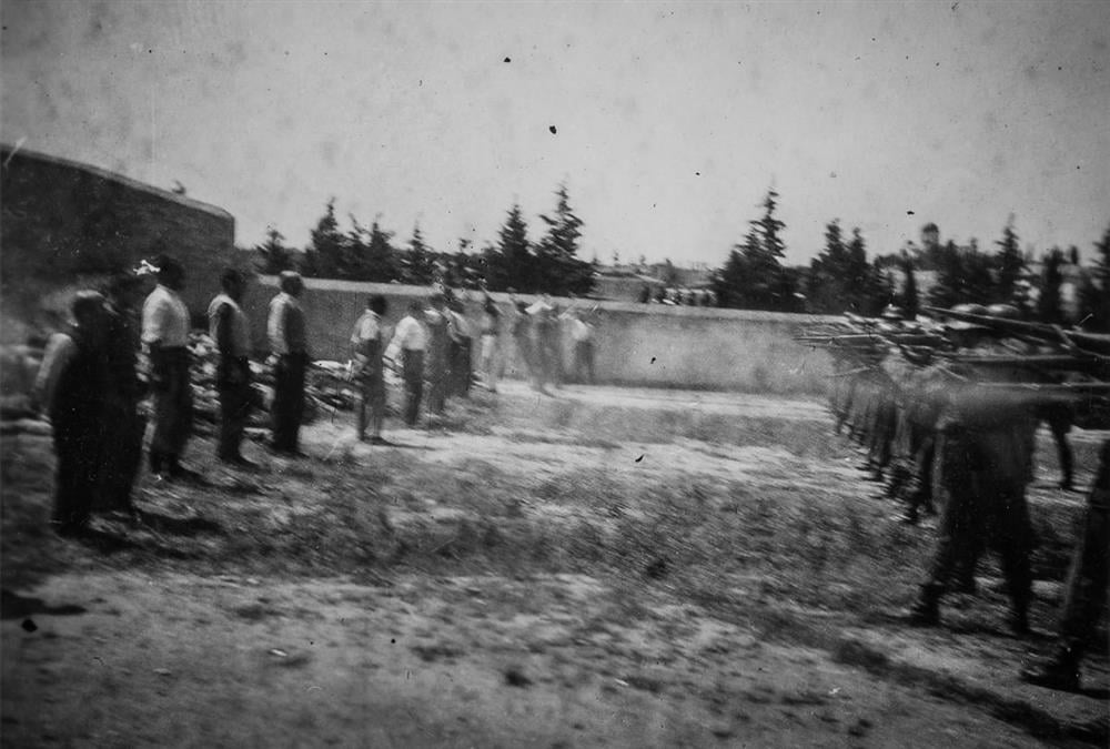 Οι συγκλονιστικές φωτογραφίες - ντοκουμέντα από την εκτέλεση των «200» στην Καισαριανή