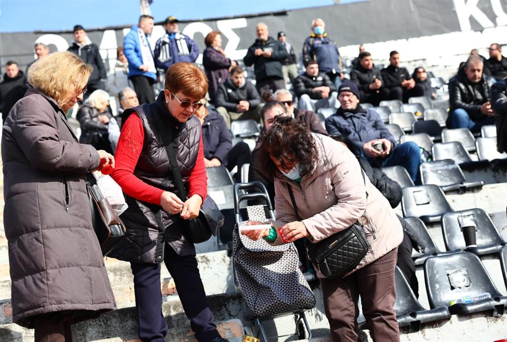 Συγκίνηση στην Τούμπα: Φίλοι του ΠΑΟΚ με λουλούδια, κασκόλ και πανό τιμούν τη μνήμη των «αετόπουλων»