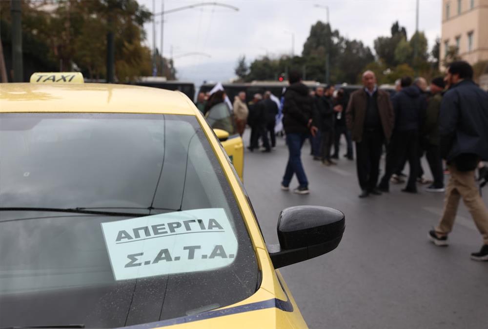 Στους δρόμους της Αθήνας οι οδηγοί ταξί - Καπνογόνα και συνθήματα έξω από τη Βουλή