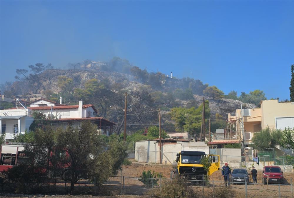 Συγκλονιστικές εικόνες από τη φονική φωτιά στη Σαλαμίνα