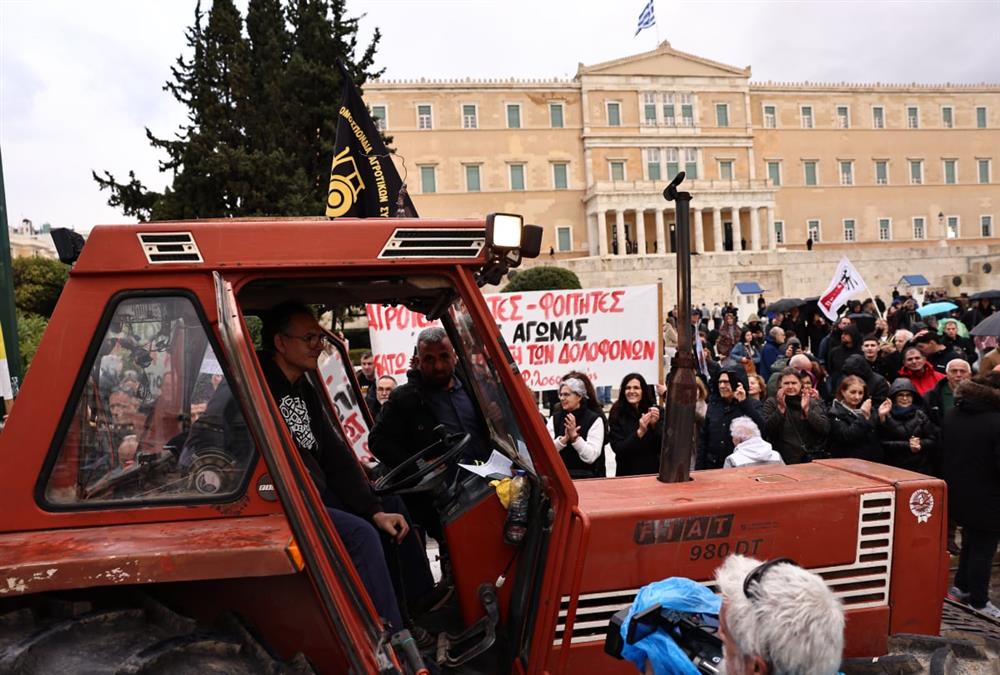 Απόβαση των αγροτών με τρακτέρ στο Σύνταγμα - «No farmers, no life»