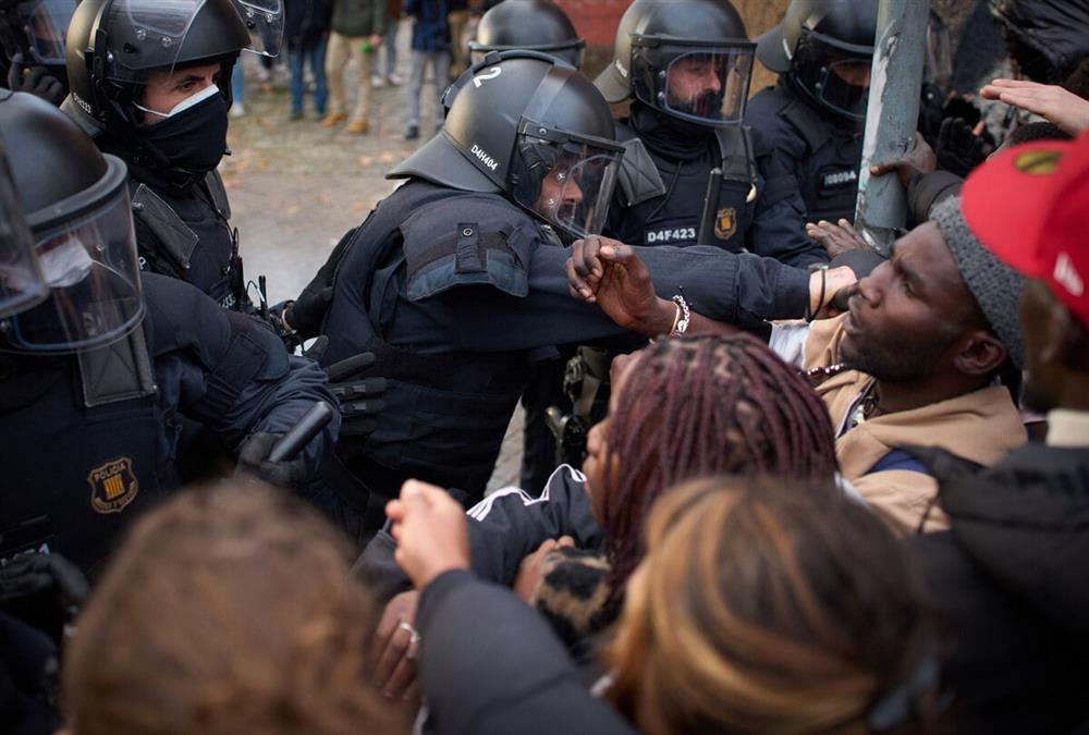 Ισπανία: Εκατοντάδες μετανάστες εκδιώχθηκαν από πρώην λύκειο όπου είχαν βρει καταφύγιο - «Δεν ξέρουμε πού να πάμε» (AP)