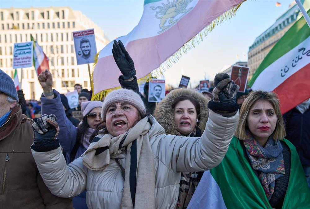 Στο πλευρό του ιρανικού λαού διαδηλωτές από όλο τον κόσμο - Συνεχίζεται η εκατόμβη νεκρών στην Τεχεράνη