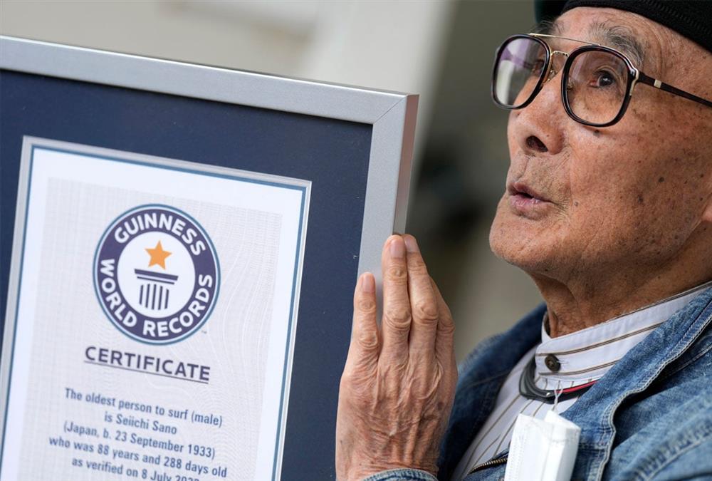 90χρονος Ιάπωνας σέρφερ