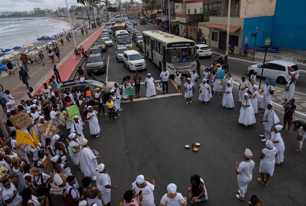 Ενόψει εκλογών στη Βραζιλία, οι ιεροί αμμόλοφοι του Σαλβαδόρ αποτελούν πεδίο μάχης των πιστών