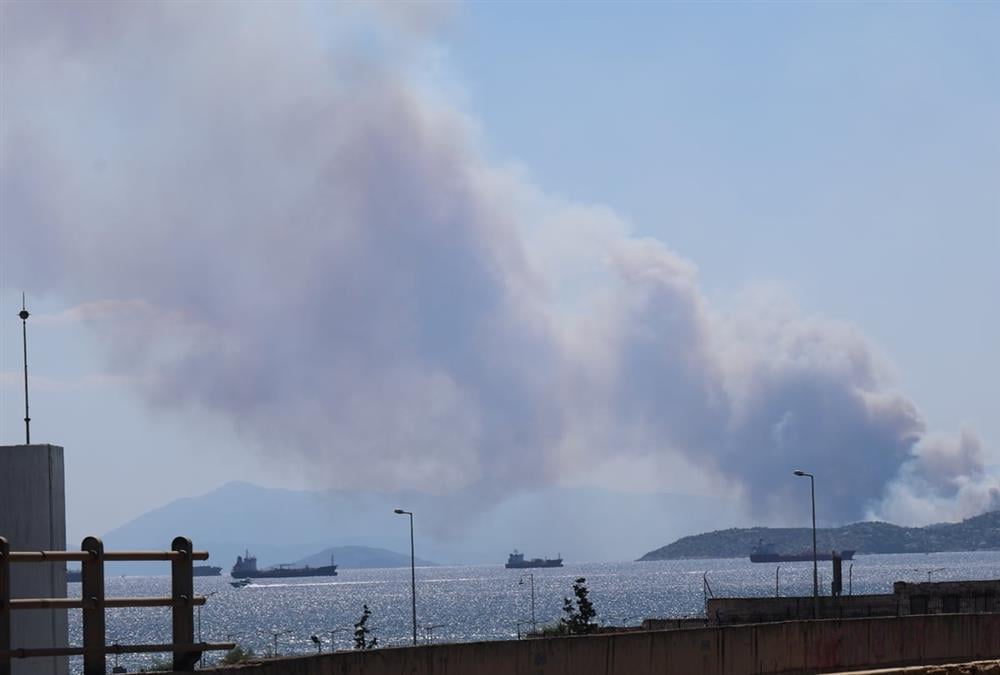 Συγκλονιστικές εικόνες από τη φονική φωτιά στη Σαλαμίνα