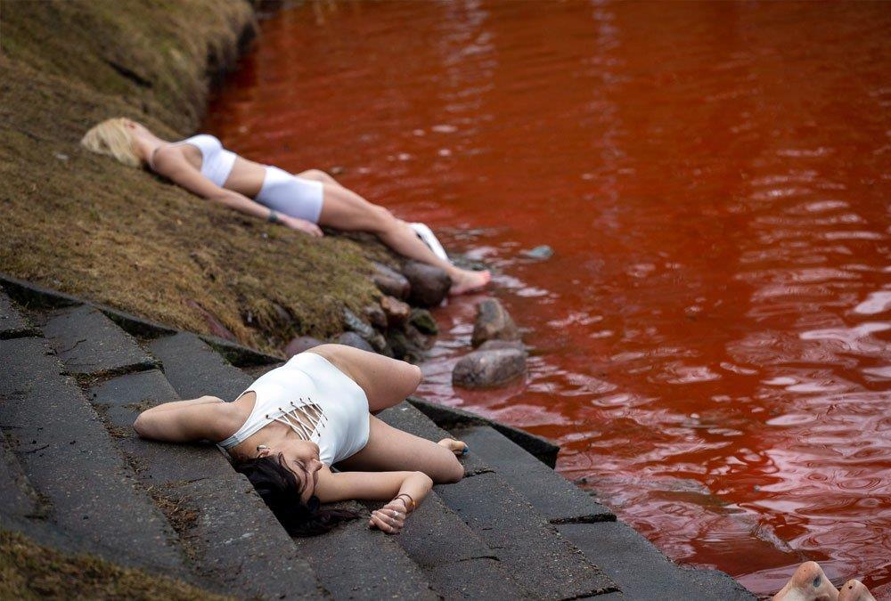 Μια λίμνη βάφτηκε κόκκινη στη Λιθουανία - Η διαμαρτυρία για το λουτρό αίματος στην Ουκρανία