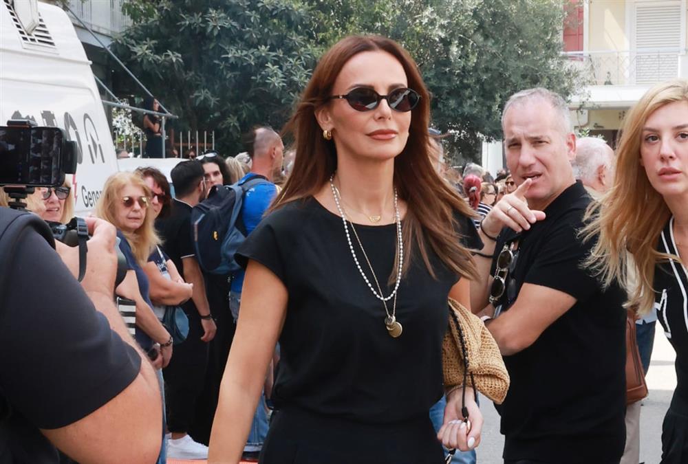 Βαθιά θλίψη στο τελευταίο αντίο στον Γιώργο Μαζωνάκη
