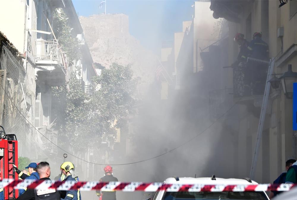 Ισχυρή έκρηξη στην Πλάκα: Κατέρρευσε και τυλίχτηκε στις φλόγες κτίριο στη Λυσικράτους