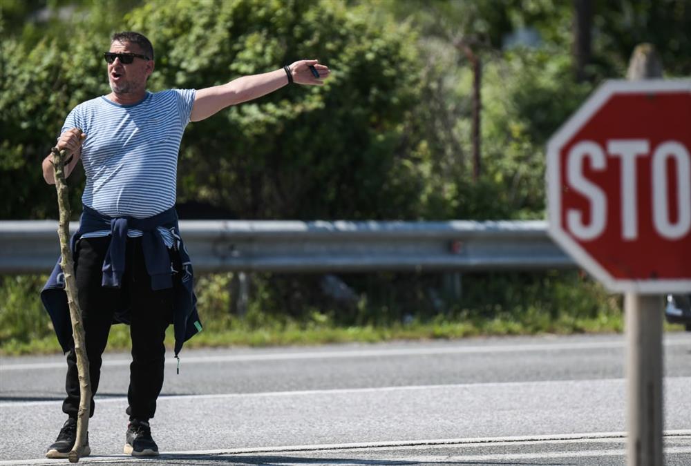 Ξανά στα μπλόκα με τα τρακτέρ οι αγρότες στις Σέρρες - Ένταση με τα ΜΑΤ