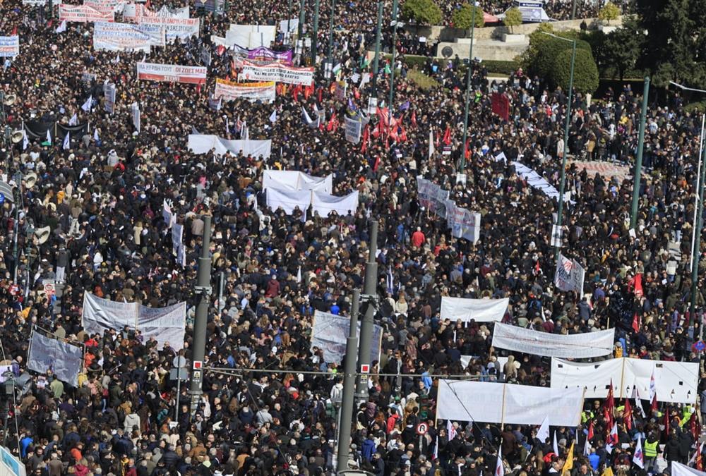 Τέμπη 3 χρόνια μετά: Μεγαλειώδης συγκέντρωση στο Σύνταγμα - Λαοθάλασσα με αίτημα για δικαιοσύνη