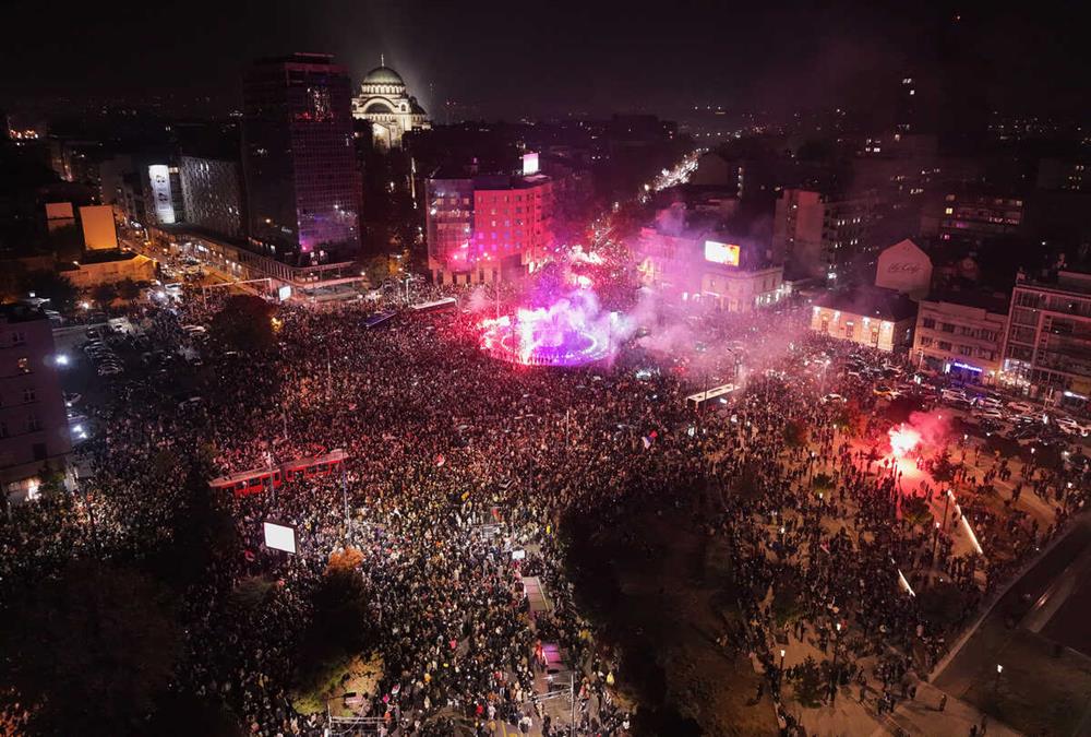 Πάρτι μέχρι το πρωί στη Σερβία για το «τέλος» του Βούτσιτς