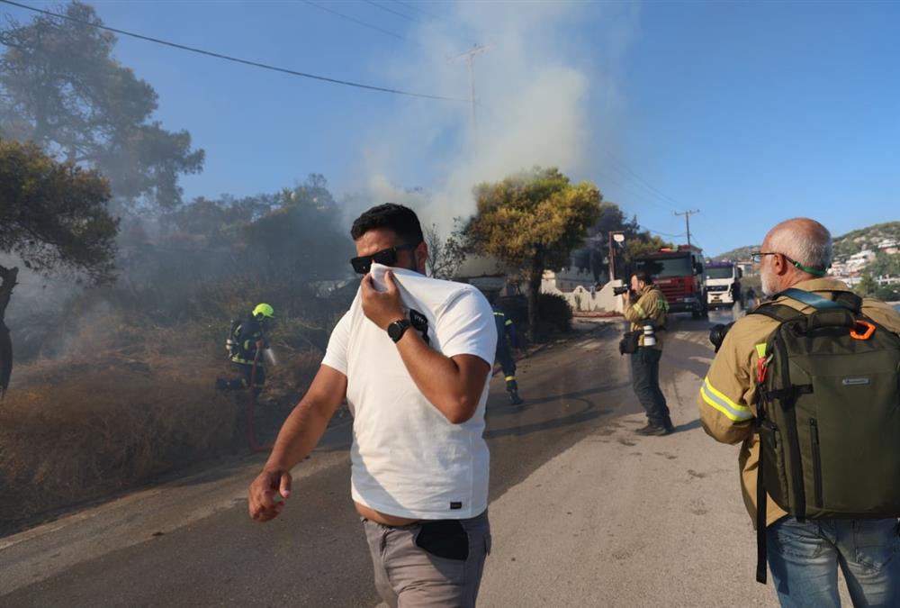 Συγκλονιστικές εικόνες από τη φονική φωτιά στη Σαλαμίνα
