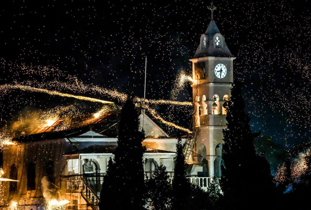 Πάσχα 2026 - Εντυπωσίασε για ακόμη μια χρονιά ο ρουκετοπόλεμος στον Βροντάδο Χίου