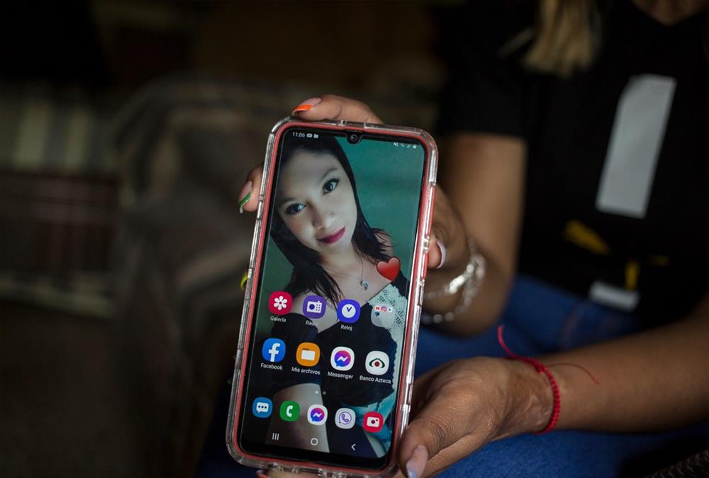 «Μπορούσα να αφήσω τον εαυτό μου να πεθάνει ή να κατανοήσω τη νέα μου πραγματικότητα» - Οι γυναίκες – θύματα επιθέσεων με οξύ συσπειρώνονται και αναζητούν δικαιοσύνη