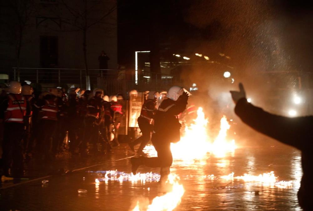 «Πεδίο μάχης» τα Τίρανα: Σοβαρά επεισόδια σε αντικυβερνητική διαδήλωση