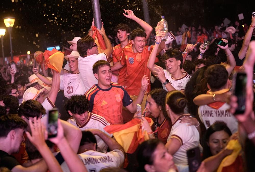 Ξέφρενοι πανηγυρισμοί στην Μαδρίτη για το Μουντιάλ/AP (gallery)