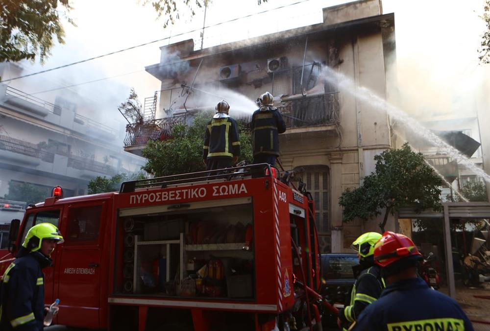 Συγκλονιστικές εικόνες από τη μεγάλη φωτιά σε διώροφο κτίριο στην Καλλιθέα