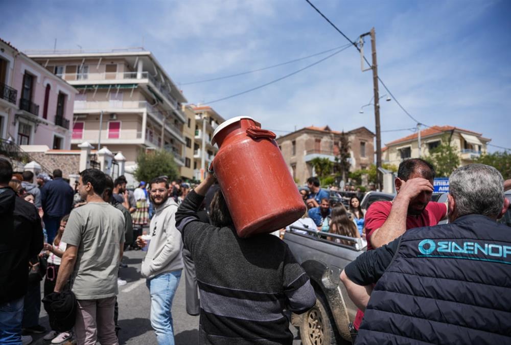 Οργισμένοι κτηνοτρόφοι απέκλεισαν το λιμάνι της Μυτιλήνης και έριξαν γάλα