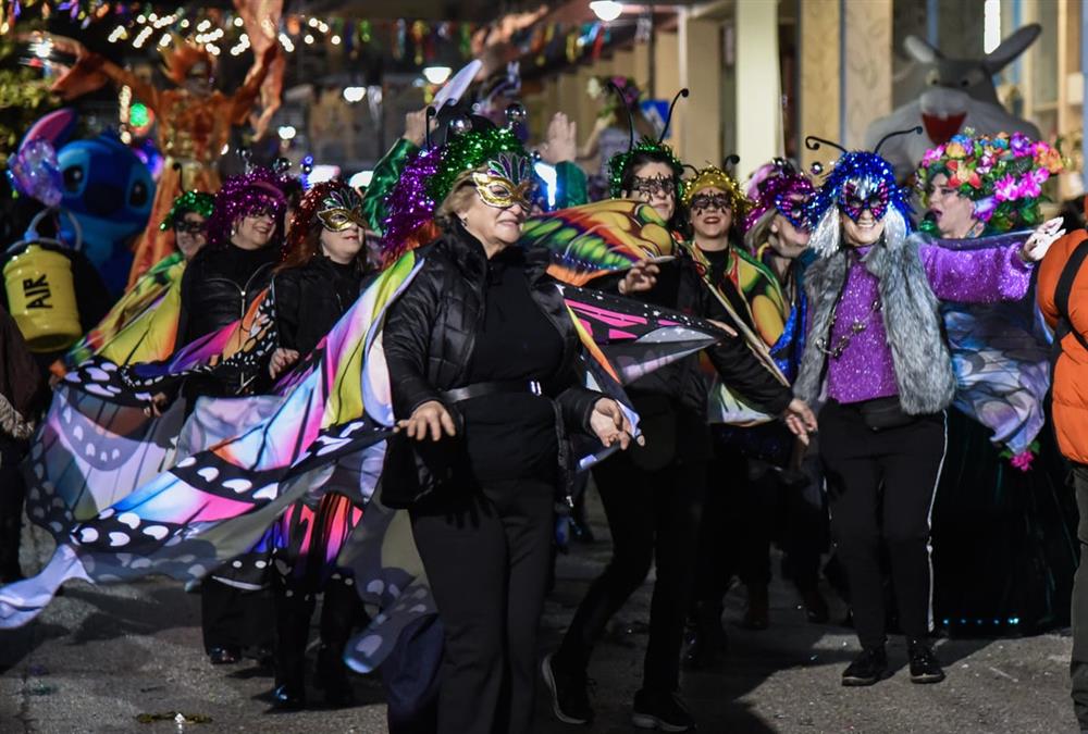 Ξυλοπόδαροι, νεράιδες και... άρωμα Βενετίας: Εντυπωσιακές εικόνες από το Καρναβάλι Γυναικών στην Πρέβεζα