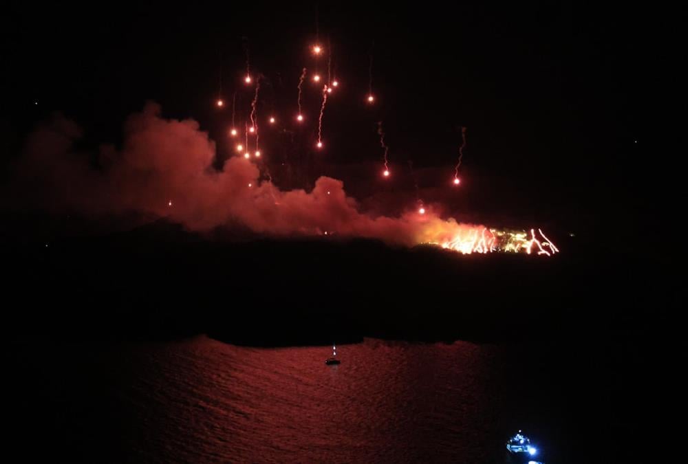 Καθηλωτικές εικόνες από την αναπαράσταση της έκρηξης του ηφαιστείου της Σαντορίνης
