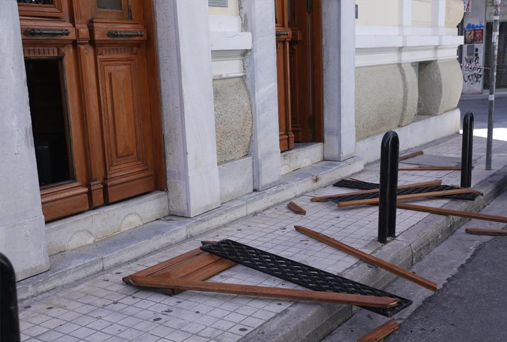 Ισχυρή έκρηξη στην Πλάκα: Κατέρρευσε και τυλίχτηκε στις φλόγες κτίριο στη Λυσικράτους