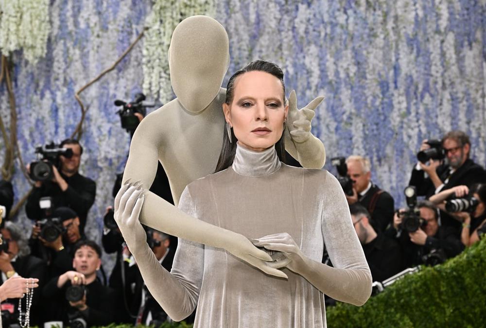 Met Gala 2026: Λάμψη, προκλήσεις και εντυπωσιακές επιστροφές στο κόκκινο χαλί