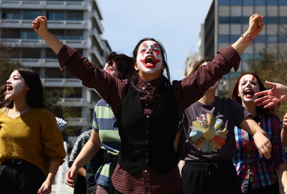 «Αυτό δεν είναι πανεπιστήμιο, είναι βαφτίσια»: Η ξεχωριστή συγκέντρωση διαμαρτυρίας καλλιτεχνών στο Σύνταγμα