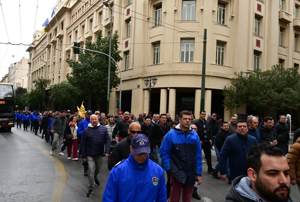 Στους δρόμους της Αθήνας οι οδηγοί ταξί - Καπνογόνα και συνθήματα έξω από τη Βουλή