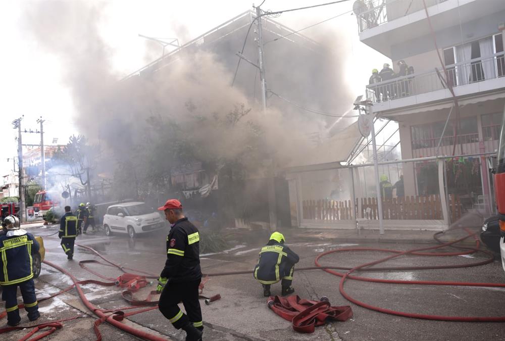 Τεράστια καταστροφή μετά τη φωτιά σε κατάστημα με ανταλλακτικά στο Ίλιον - Κάηκαν διαμερίσματα