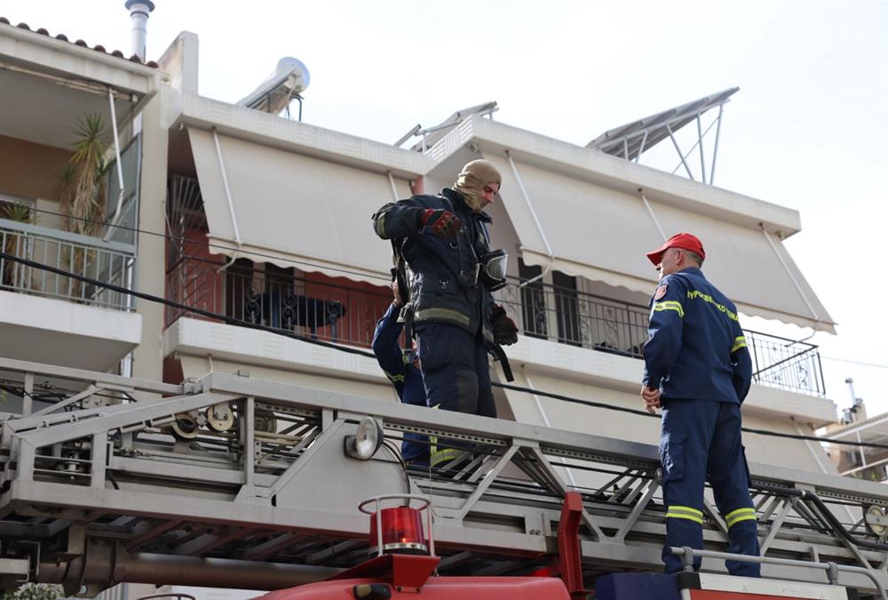 Τεράστια καταστροφή μετά τη φωτιά σε κατάστημα με ανταλλακτικά στο Ίλιον - Κάηκαν διαμερίσματα