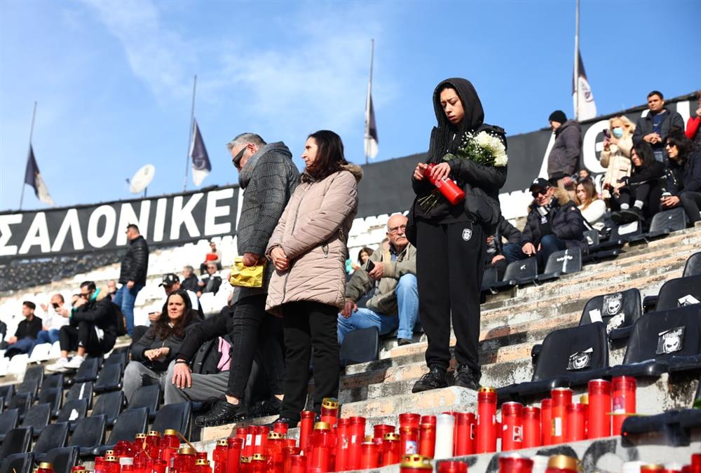 Συγκίνηση στην Τούμπα: Φίλοι του ΠΑΟΚ με λουλούδια, κασκόλ και πανό τιμούν τη μνήμη των «αετόπουλων»