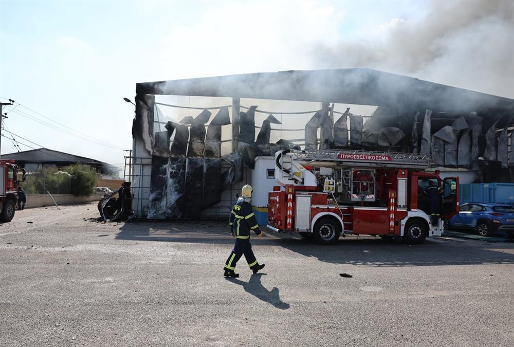 Φωτιά σε επιχείρηση στον Ασπρόπυργο: Εικόνες καταστροφής