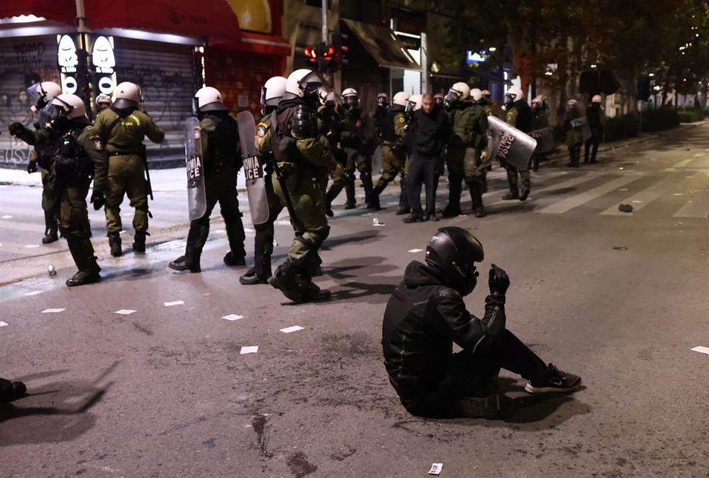 Όργιο αστυνομικής βίας σε άλλη μια πορεία για τον Αλέξη - Κι όμως, κόσμος έσπασε τον αποκλεισμό και τραγούδησε στο μνημείο