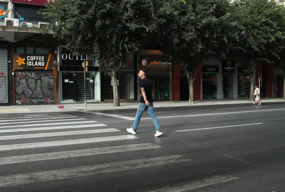 Έρημη πόλη η Αθήνα: Ασυνήθιστες εικόνες από το κέντρο που θυμίζουν... όαση