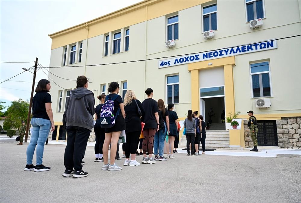 Ιστορική ημέρα για τις Ένοπλες Δυνάμεις: Παρουσιάστηκαν οι πρώτες γυναίκες που θα υπηρετήσουν στον ελληνικό στρατό